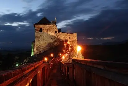 chateau Boldogkőváralja vue de nuit visite guidee tourisme hongrie