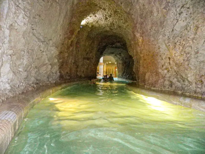 bain thermal hongrie caverne