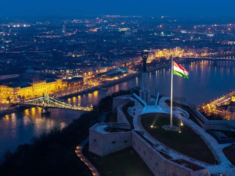 Panorama depuis la Citadelle de Budapest sur le Danube et Pest