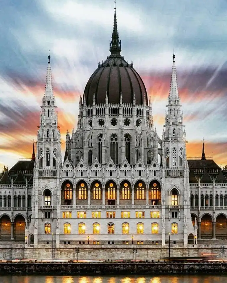 Parlement hongrois à Budapest, visite guidée en français avec Tourisme Hongrie